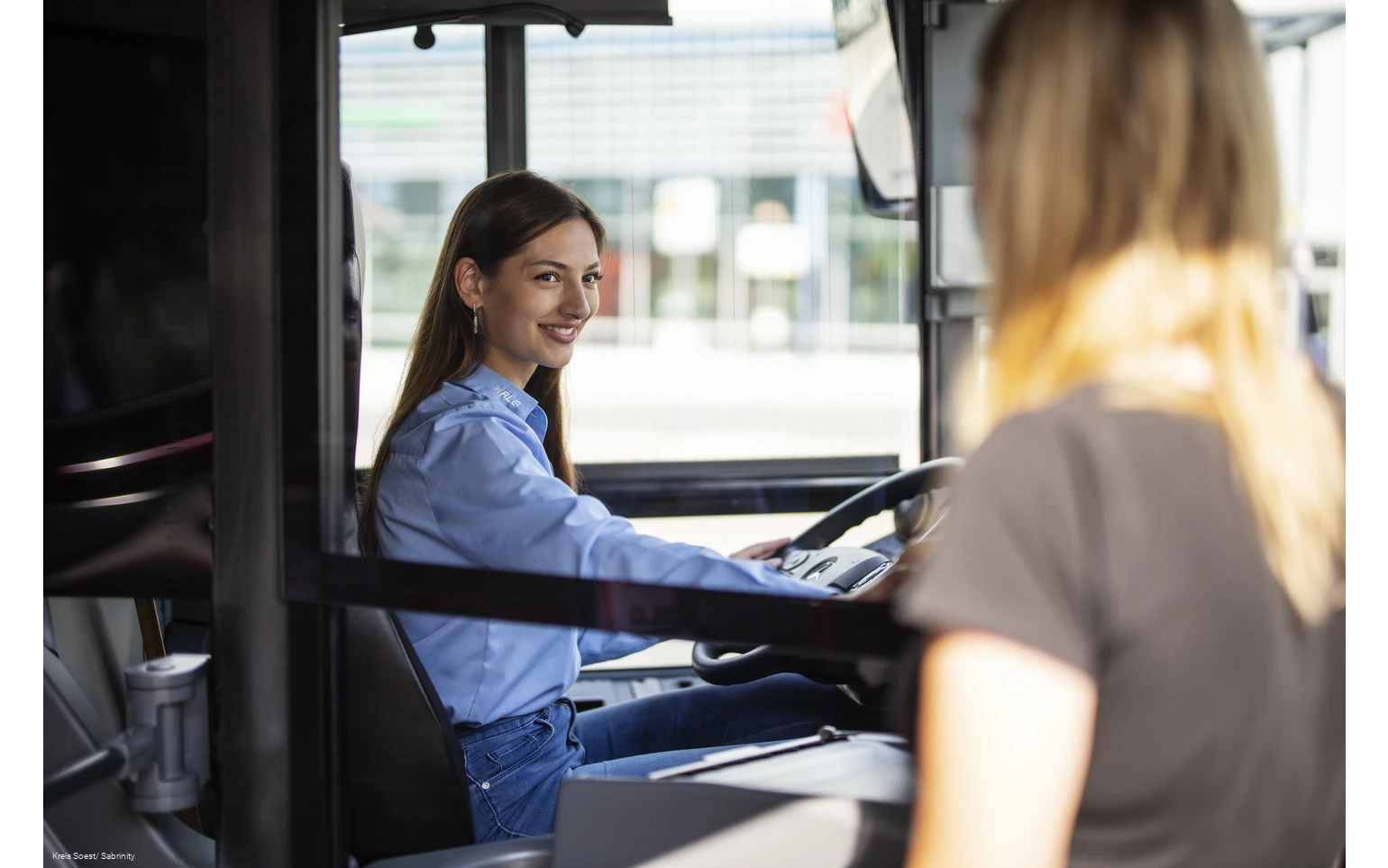Busfahrerin lässt Personen in den Bus einsteigen