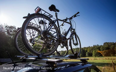 Die Räder auf dem Dachträger bis zum Startpunkt der Route bringen