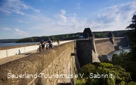 Radfahrer auf der Staumauer Möhnesee