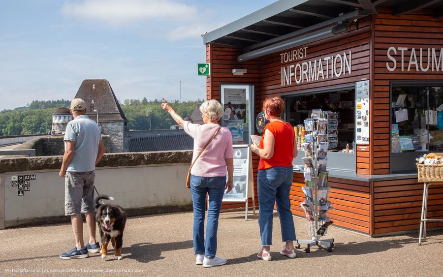 Tourist Info Staumauer Möhnesee mit Gästen