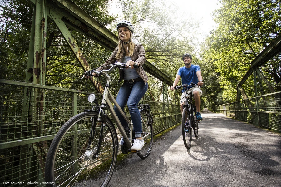Die Radtour führt die Gäste über die Brücke am MöhnetalRadweg