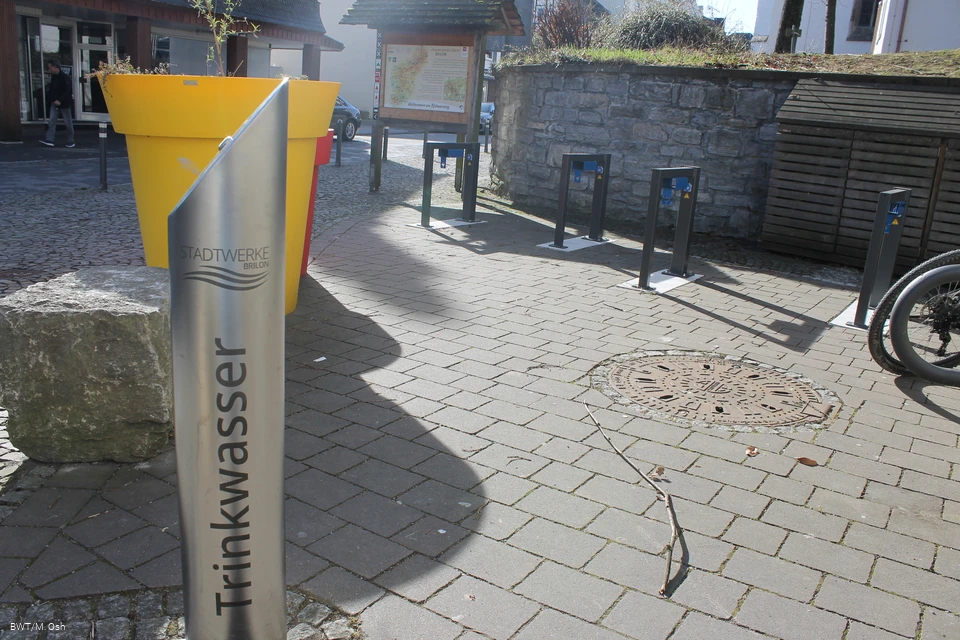 Trinkwasserspender und Ebike-Ladestation.JPG
