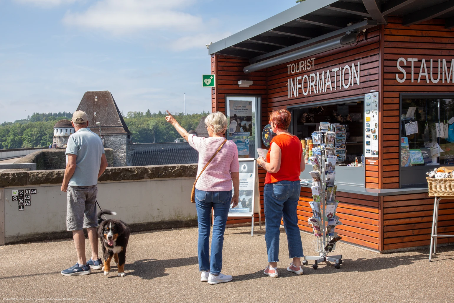Tourist Info Staumauer Möhnesee mit Gästen