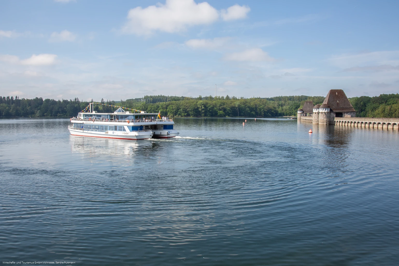 Möhneseeschifffahrt mit Staumauer