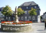 Petrusbrunnen mit Haus Hövener