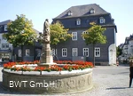 Petrusbrunnen mit Haus Hövener