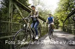 Die Radtour führt die Gäste über die Brücke am MöhnetalRadweg