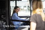 Busfahrerin lässt Personen in den Bus einsteigen
